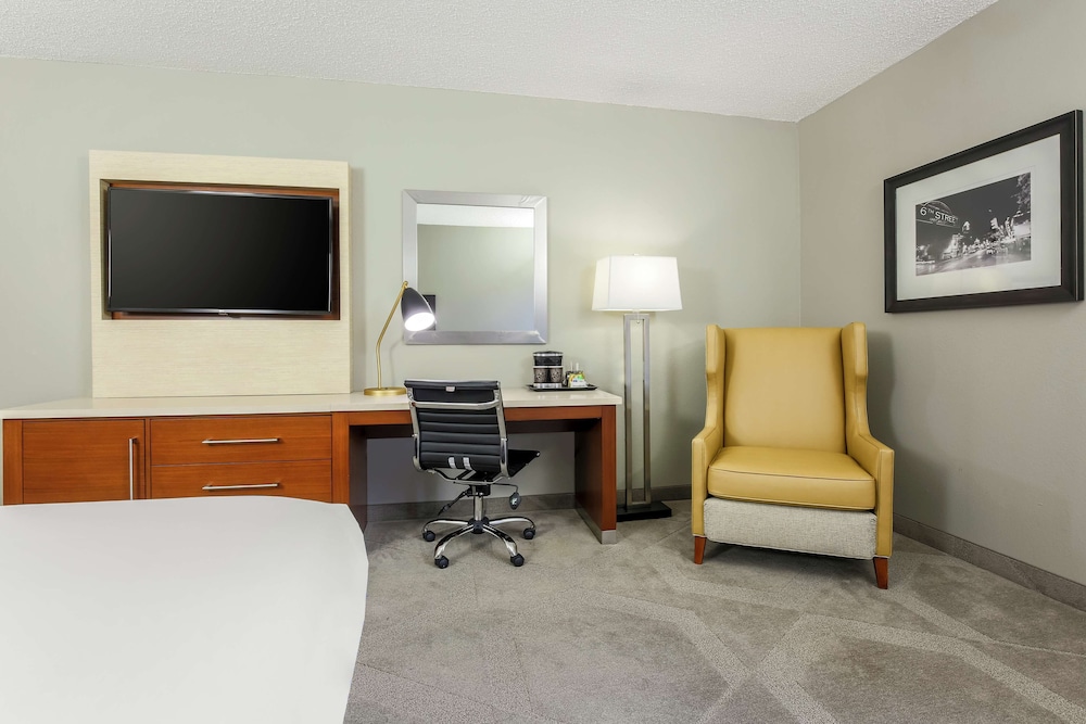 DoubleTree by Hilton Austin University Area - photo 14