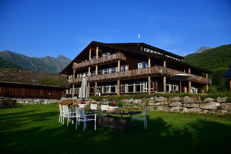 Blåtind Boutique Hotel — 4-Star Luxury Hotel in Stordal, Norway