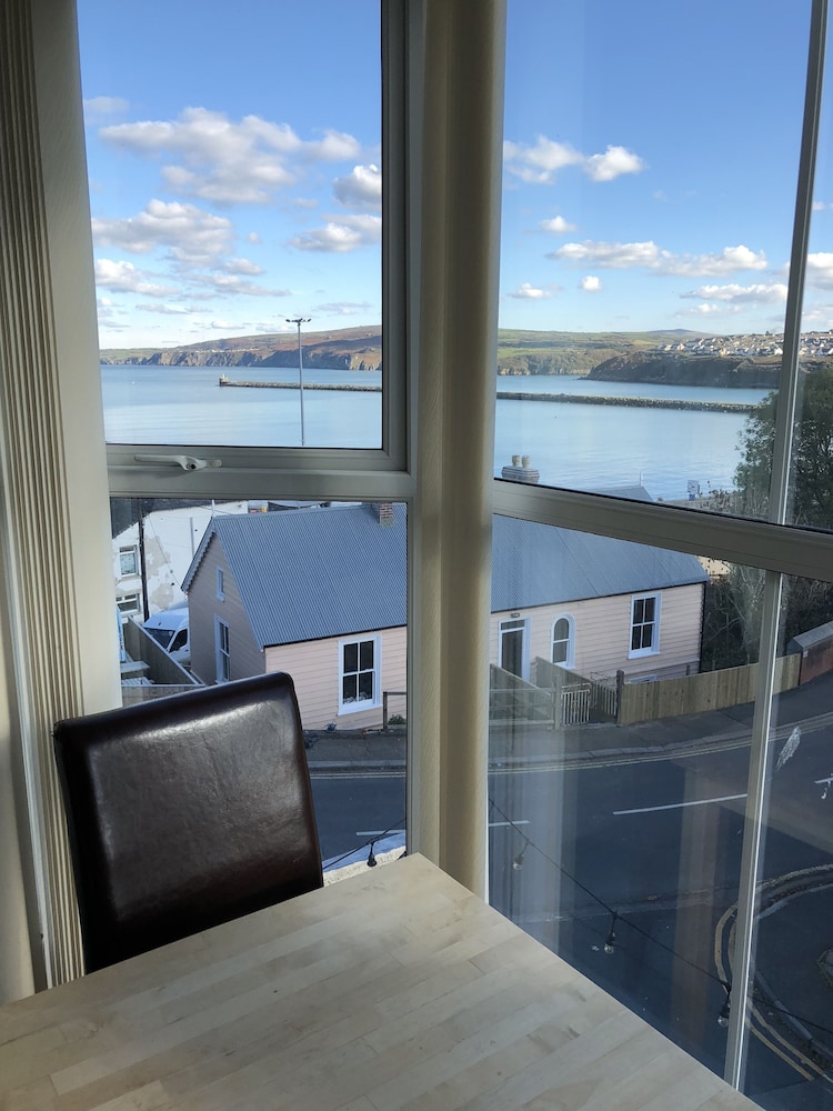 Hope And Anchor Inn - carbon neutral hotel in Goodwick