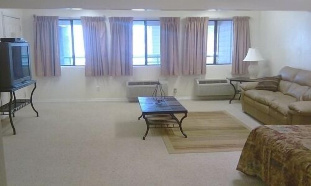 Parachute Inn - photo 9
