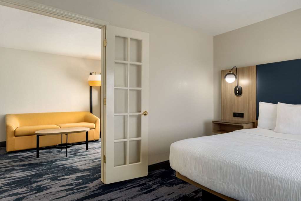 La Quinta Inn & Suites by Wyndham Austin Southwest - photo 12