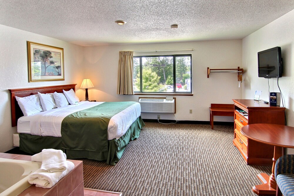 Days Inn & Suites by Wyndham Traverse City - photo 5