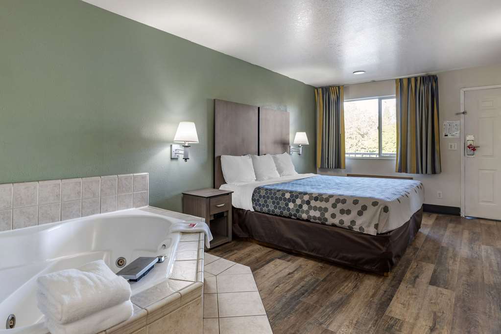Econo Lodge Portland Airport - photo 16