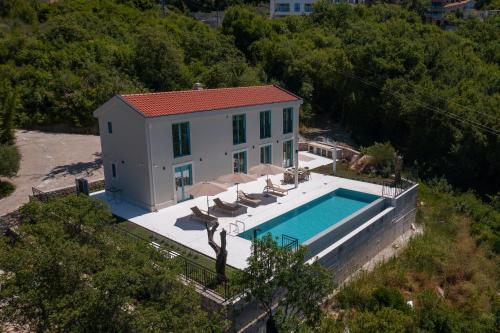 Villa Zvis Sea View with Private Pool & Peaceful Stay — 4-Star Luxury Hotel in Budva, Montenegro