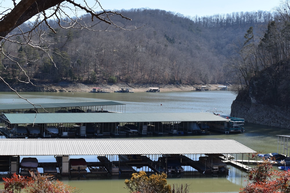 Holiday Inn Express & Suites Caryville by IHG - photo 35