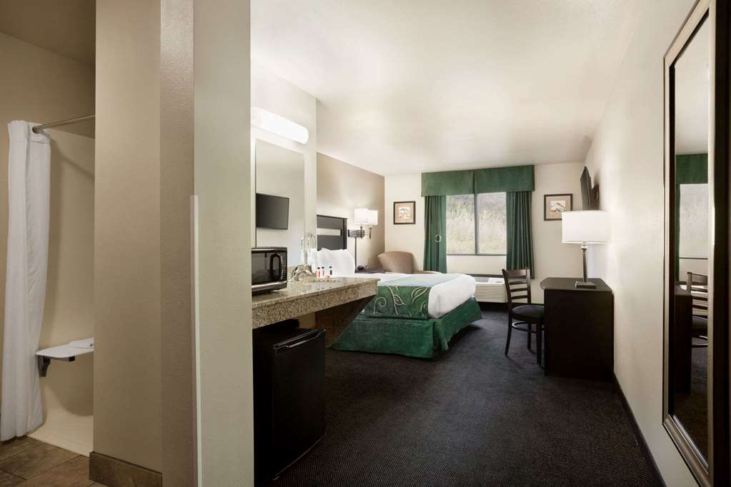Baymont by Wyndham Hearne - photo 22