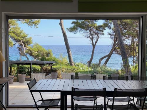 Grande villa face A la plage superbe vue mer — 4-Star Luxury Hotel in La Seyne-Sur-Mer, France