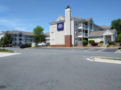 Intown Suites Extended Stay Matthews Nc East Independence Blvd - photo 13