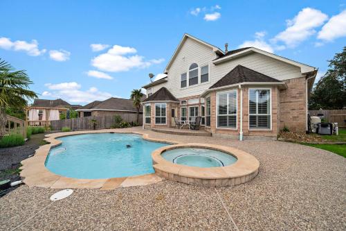 Houston Lake Retreat Pool Lake Front Spa — 4-Star Luxury Hotel in Humble, United States