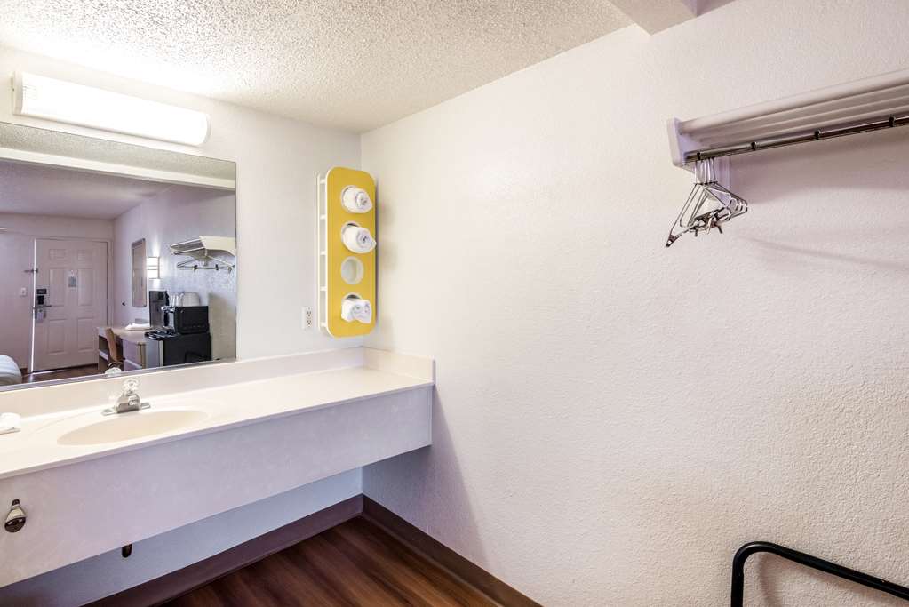 Motel 6 Anniston AL - photo 20