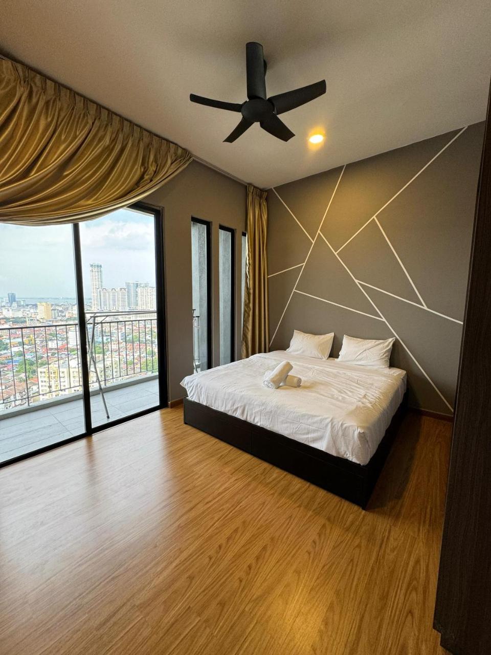 Cozy Comfort Beacon Executives Suite — 4-Star Luxury Hotel in George Town, Malaysia