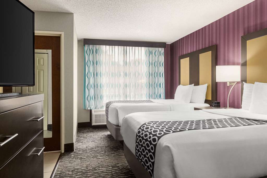 La Quinta Inn & Suites by Wyndham Newark Elkton - photo 30