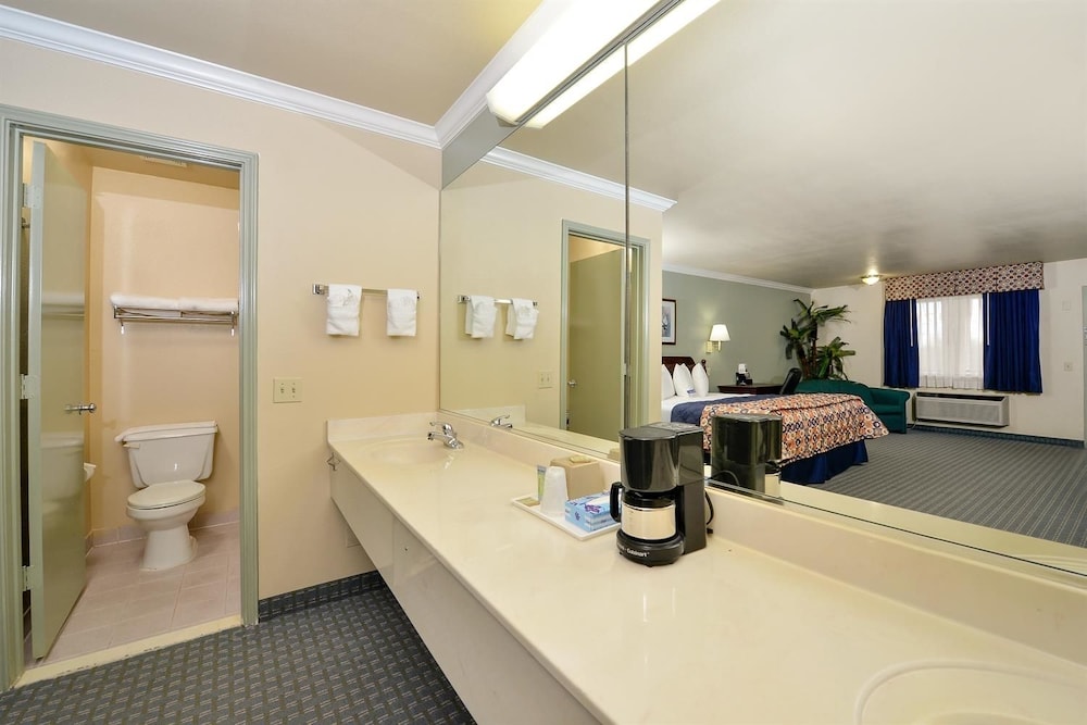 Americas Best Value Inn Houston Hobby Airport - photo 12