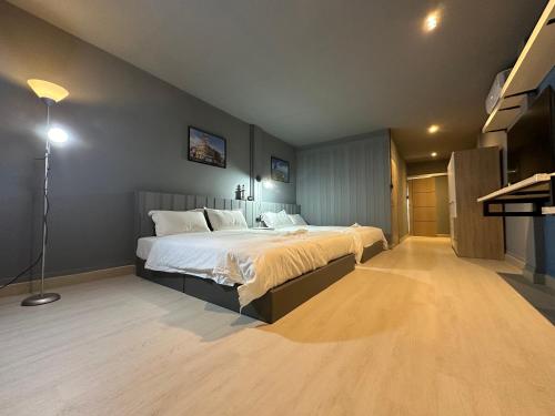 Phuket vibe City House 7 mins to BTS City center Private room in Sathon Private bathroom Bangkok Thailand