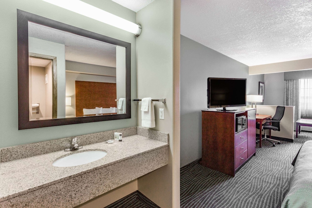 AmericInn by Wyndham Des Moines Airport - photo 32