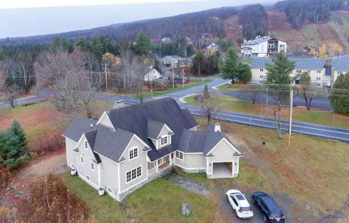 Mt Snow Convenience Steps from the lifts Hot Tub in Dover, United States