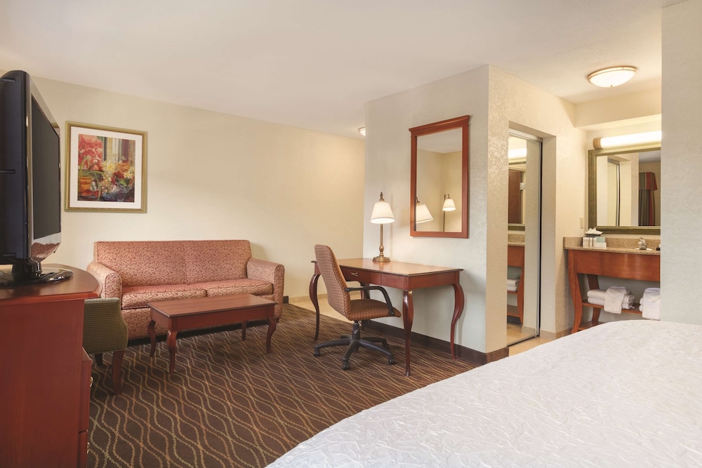 Hampton Inn & Suites Greenfield - photo 12