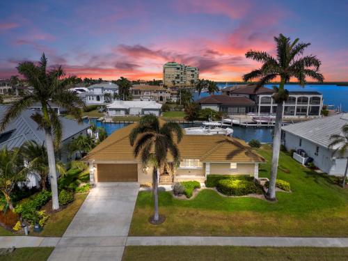Waterfront Pool House — 4-Star Luxury Hotel in Marco Island, United States