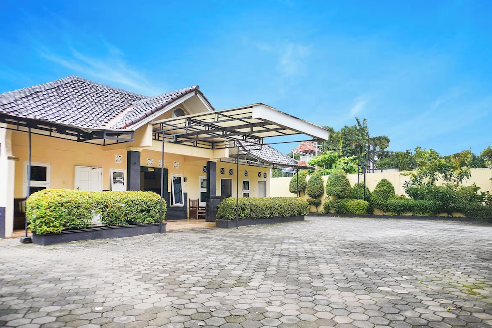 Hotel O Pekalongan Near Pasar Batik Setono Formerly Hotel Puspa Indah in Pekalongan, Indonesia