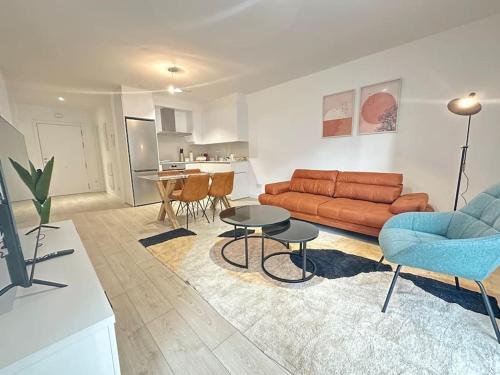 Jacinto Benavente 15 1a Con Parking Gratis by Ybh in Vigo, Spain