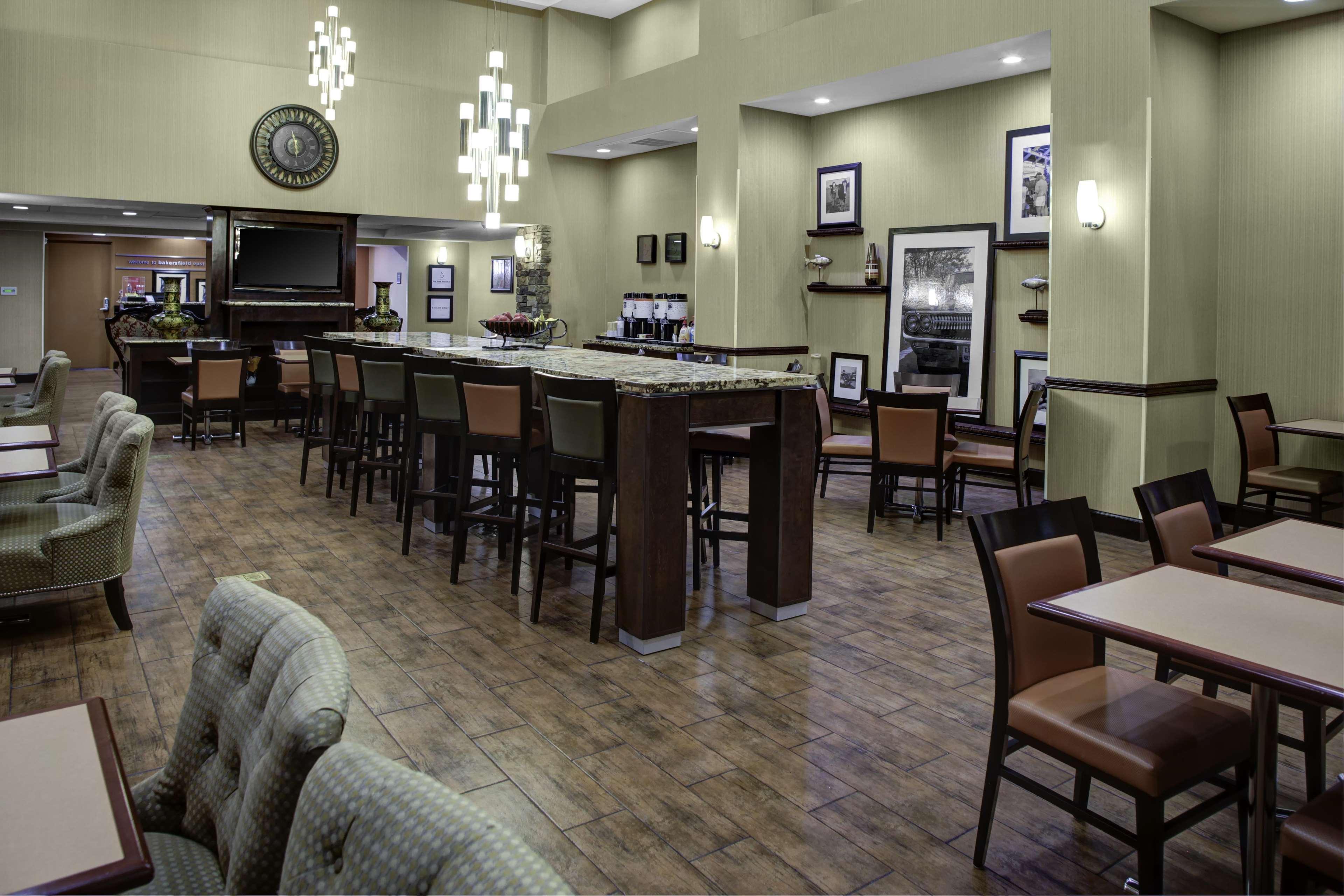 Hampton Inn & Suites Bakersfield Hwy 58 CA - photo 17