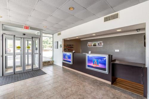 Concorde Inn Suites Pekin - photo 51