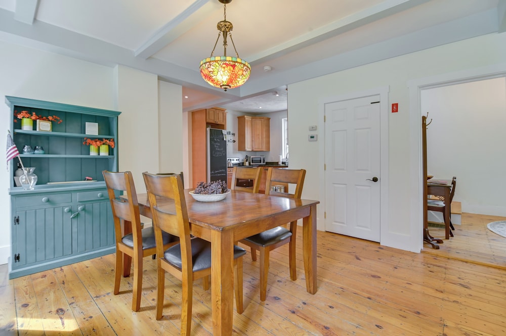 7 Mi to Cranmore Ski Resort Family Escape w Yard in Conway, United States