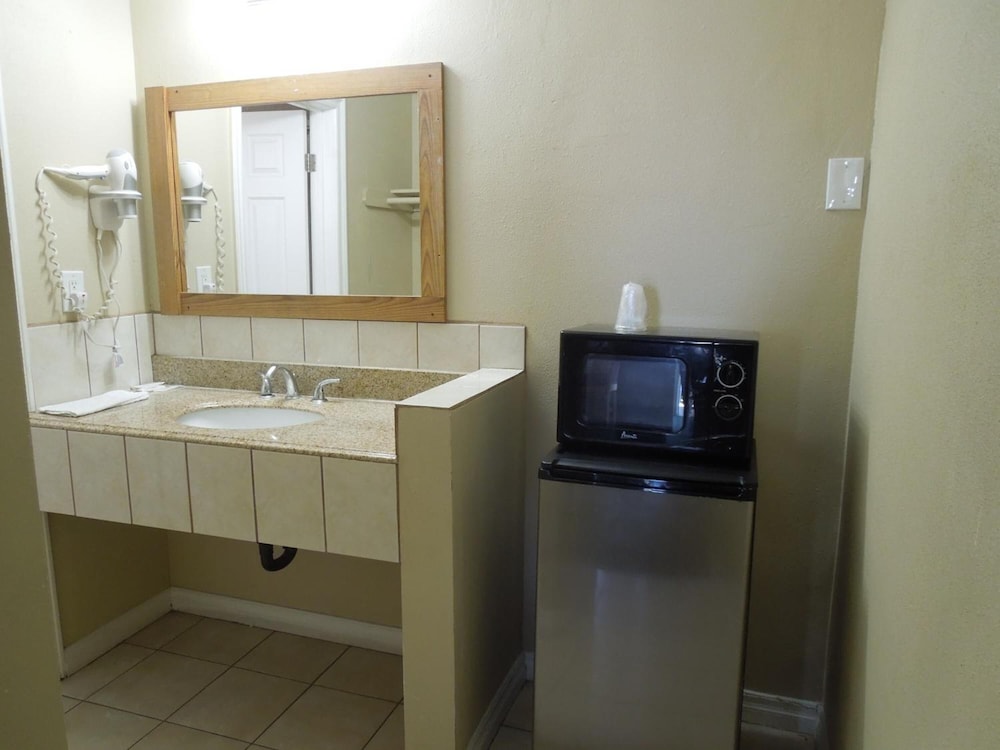 Castaway Motel - photo 18