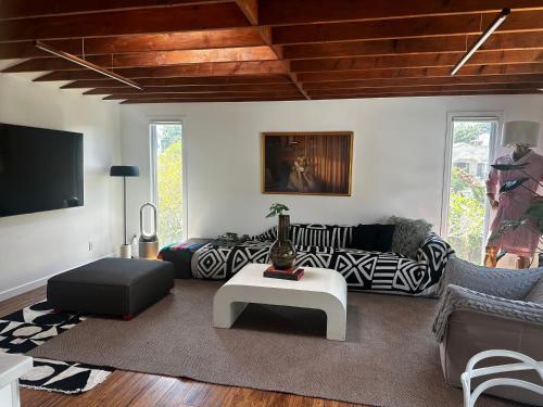 Spacious Resort Getaway @ Echo Park Ranch Luxury indoor outdoor home steps from Sunset Blvd Echo Park Lake Dodgers Stadium — 4-Star Luxury Hotel in Los Angeles, United States