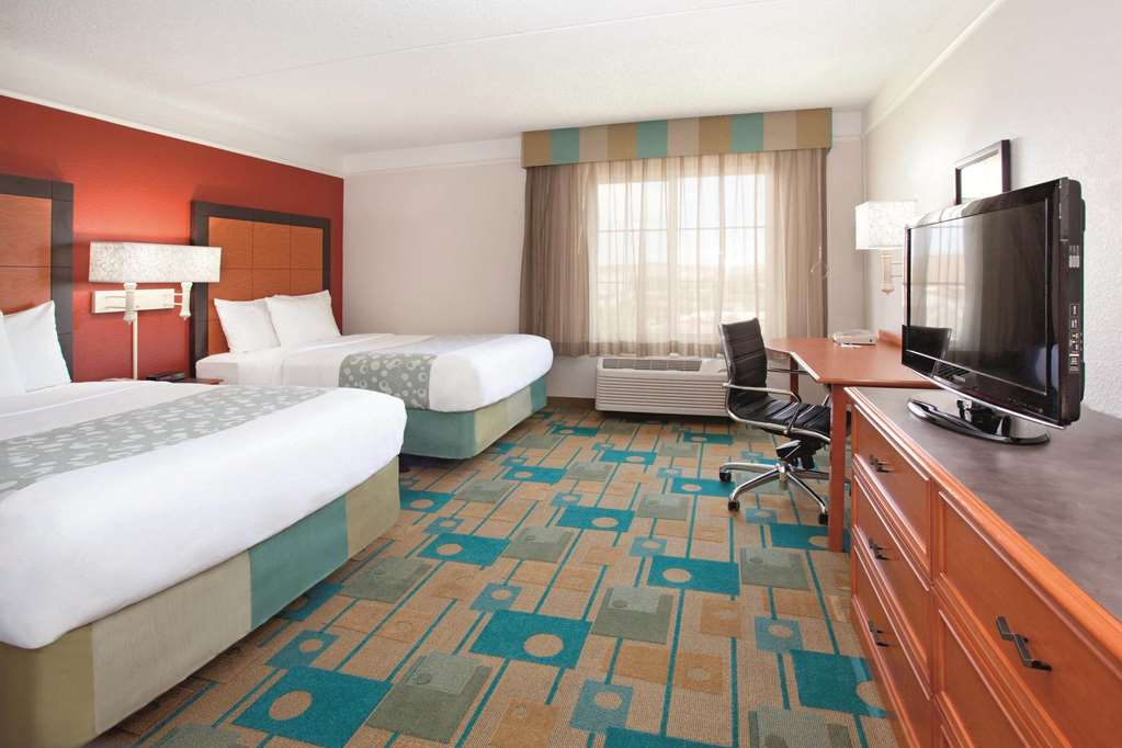 La Quinta Inn & Suites by Wyndham Colorado Springs South AP - photo 23