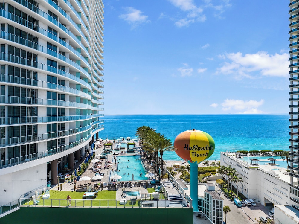 Luxury Miami Condos Ocean & City Views — 4-Star Luxury Hotel in Hollywood, United States