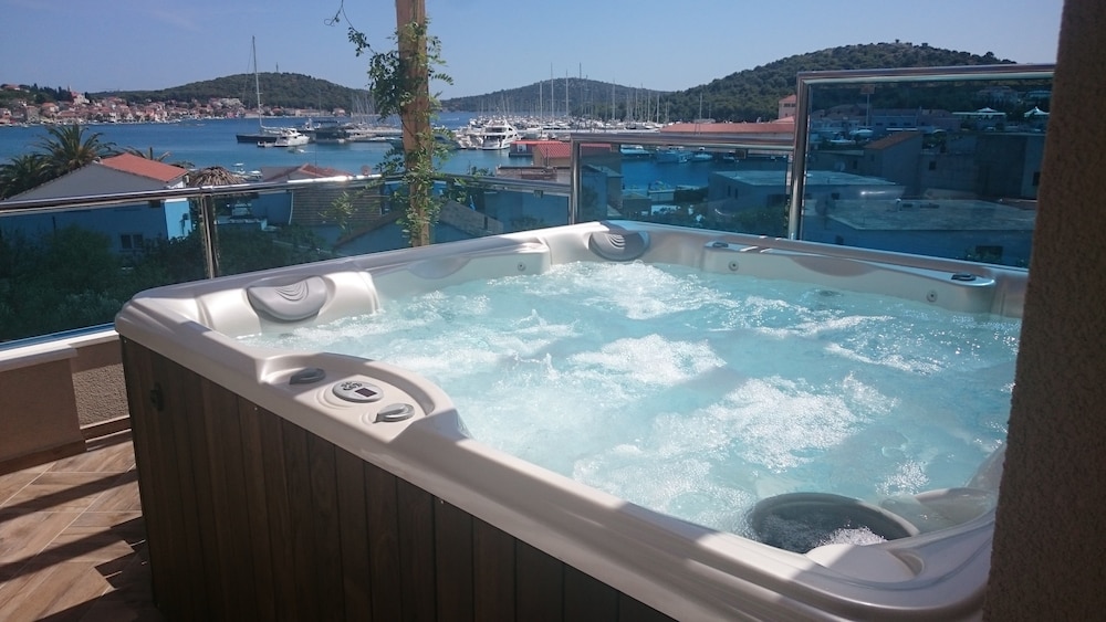 Apartments Villa Erik — 4-Star Luxury Hotel in Rogoznica, Croatia