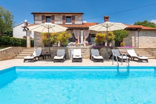 Faszinierende Villa mit 4 Bikes Privatpool Panoramablick BBQ Bereich Waschmaschine — 4-Star Luxury Hotel in Kastelir, Croatia