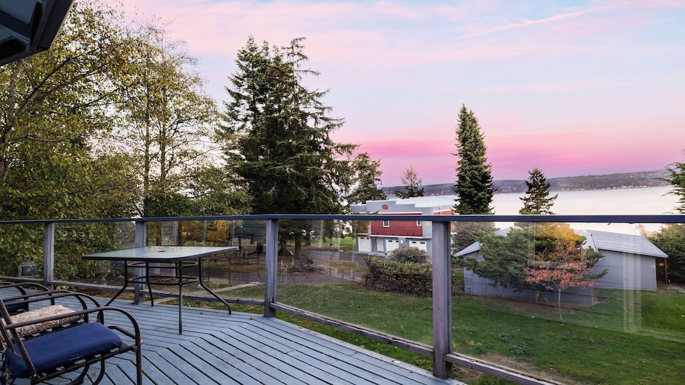Incredible Water Views Deck Relaxing Retreat Greenbank Getaway by AvantStay — hotel in Freeland