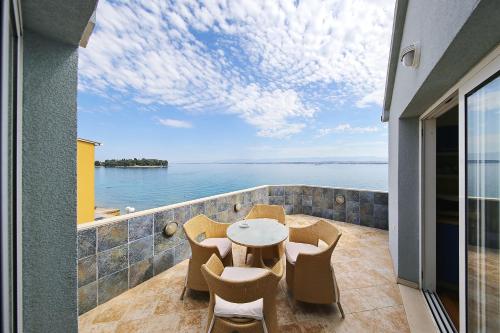 Punta Preko Apartments — 4-Star Luxury Hotel in Preko, Croatia