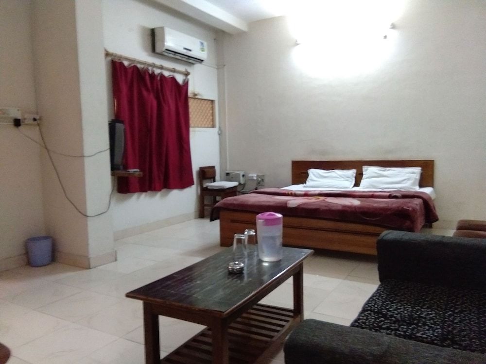 Modi Palace Hotel — Garautha