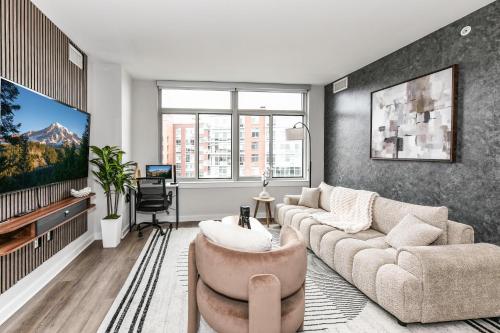 Stylish 2BR Retreat Gym Parkng and Scenic Rooftop — 4-Star Luxury Hotel in Arlington, United States