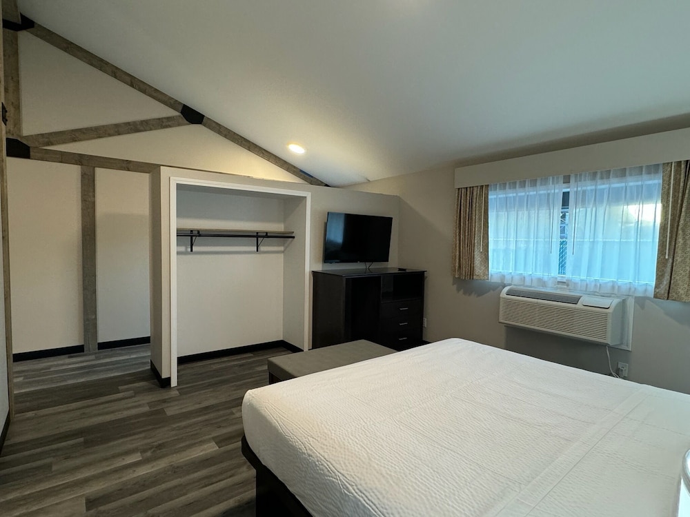 Days Inn & Suites by Wyndham Port Huron - photo 7