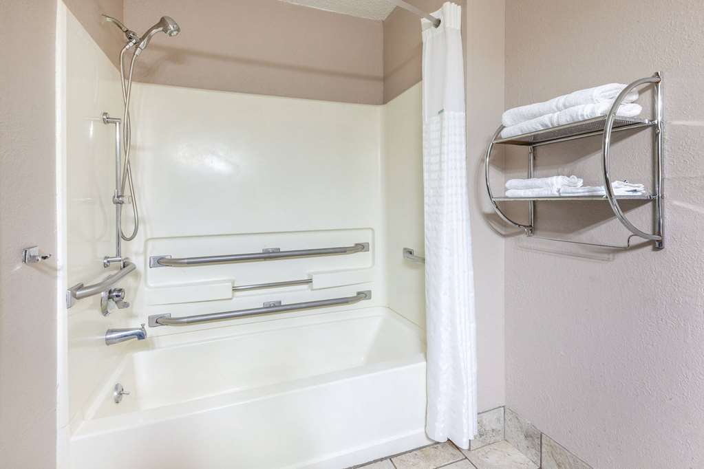 Super 8 by Wyndham Roseville Detroit Area - photo 13