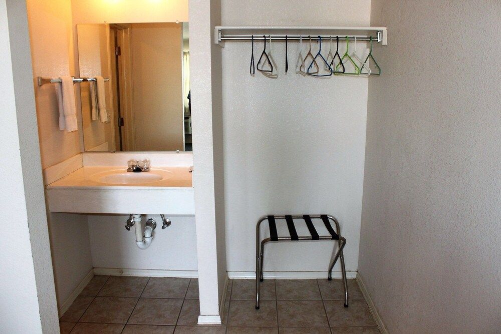 Adobe Inn Motel - photo 3