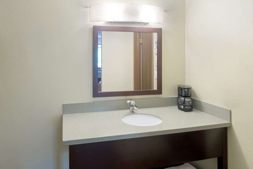 Super 8 by Wyndham White River Junction - photo 7