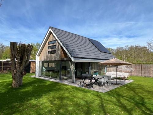 Mooie gezinsvriendelijke villa met ruime tuin — 4-Star Luxury Hotel in Ouddorp, Netherlands