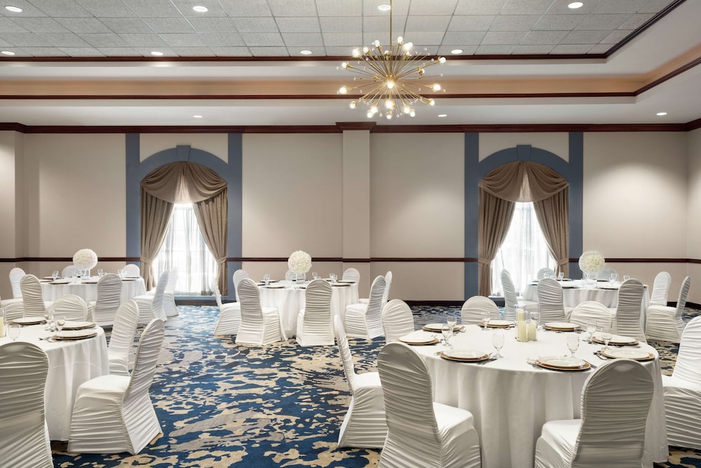 Embassy Suites by Hilton Cleveland Rockside - photo 36