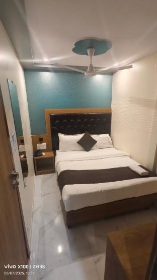 Hotel crest inn