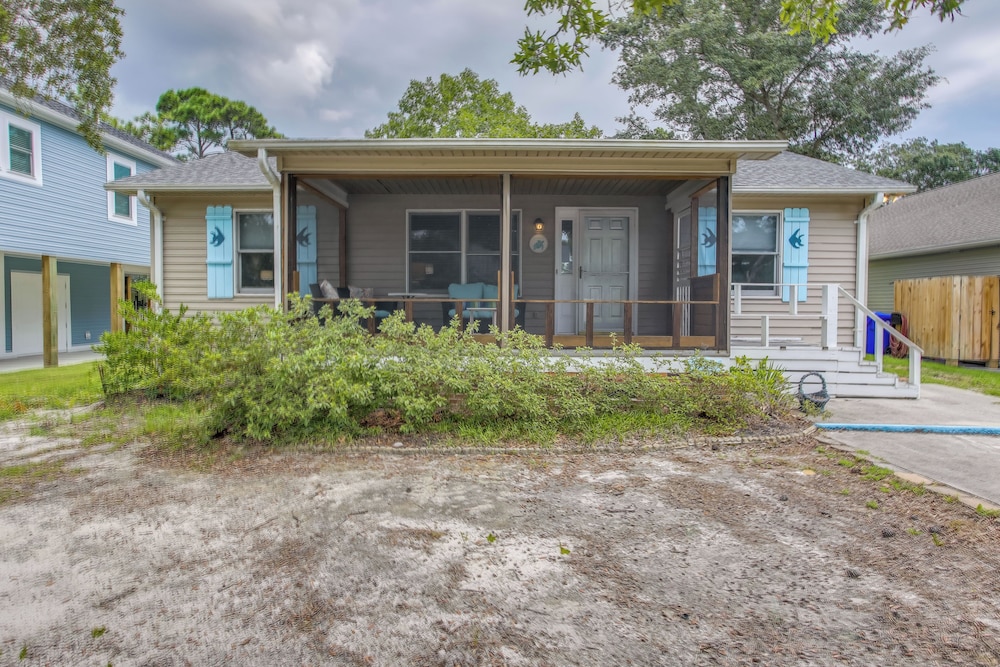 Dog Friendly Oak Island Rental 1 Mi to Beach — 4-Star Luxury Hotel in Oak Island, United States