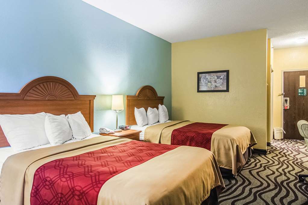 Econo Lodge Darien - photo 7