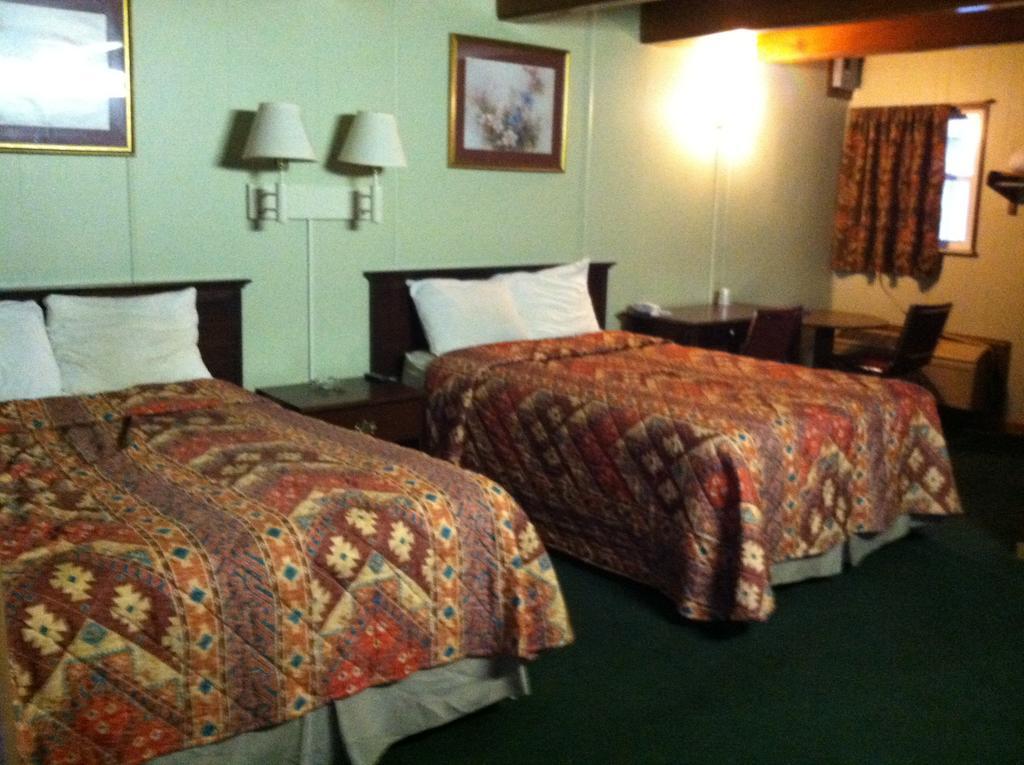 B & J Motel - photo 6