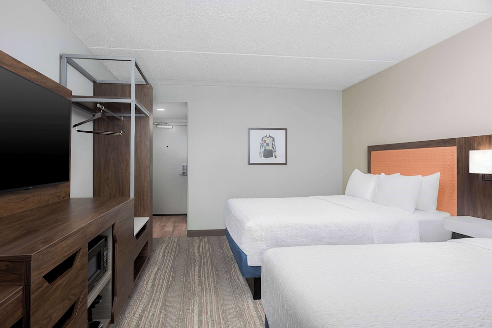 Hampton Inn Louisville Airport - photo 4