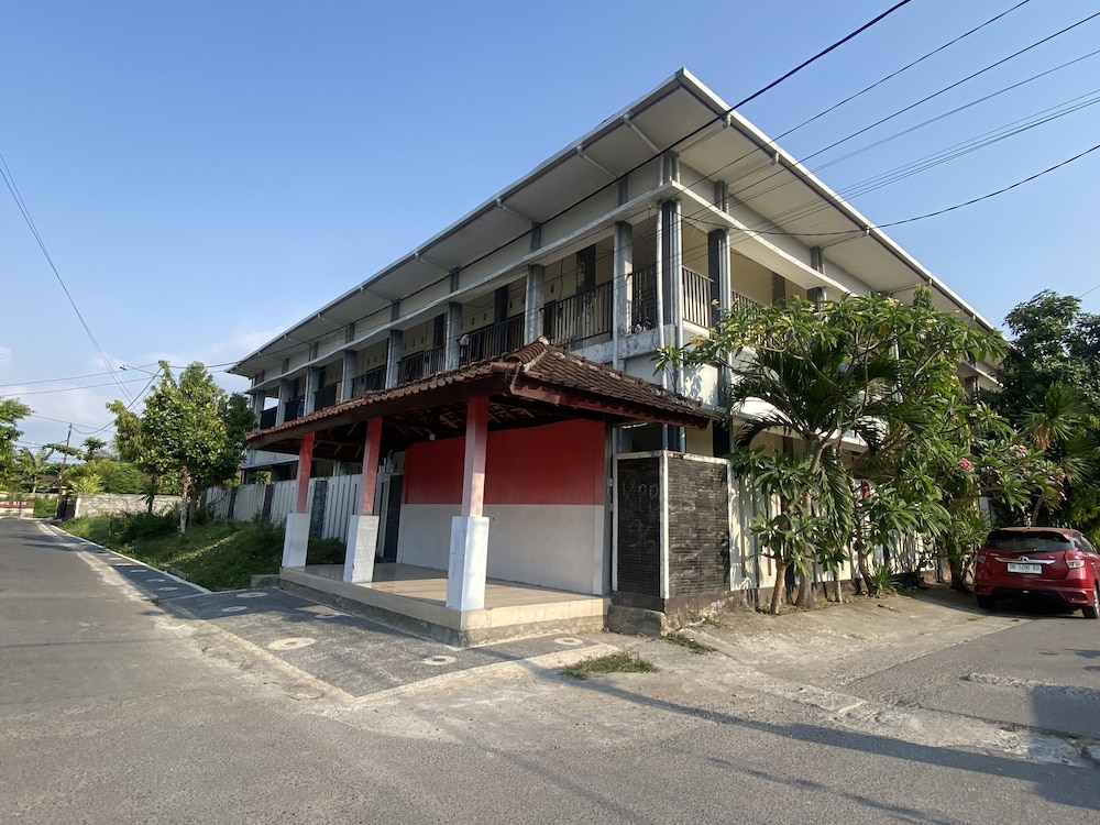 OYO Life 93258 Kos Sahabat — hotel in Janapria