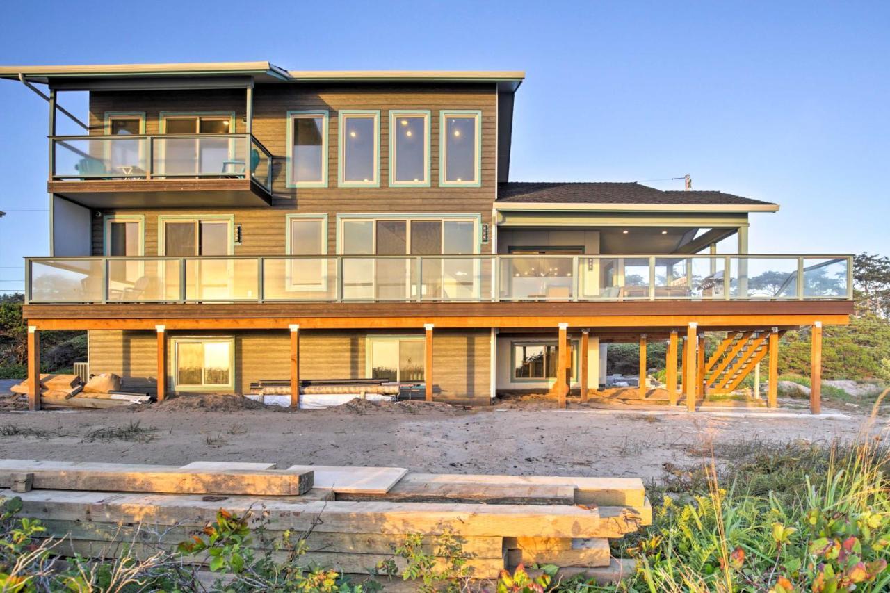 Oceanfront Home with Hot Tub Sauna 8 Mi to Newport — 4-Star Luxury Hotel in South Beach, United States